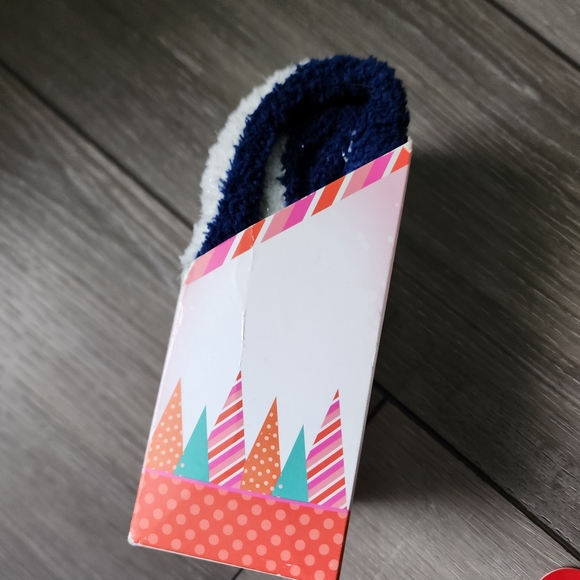 Holiday hair accessories and fuzzy socks  gift bundle - Picture 5 of 16